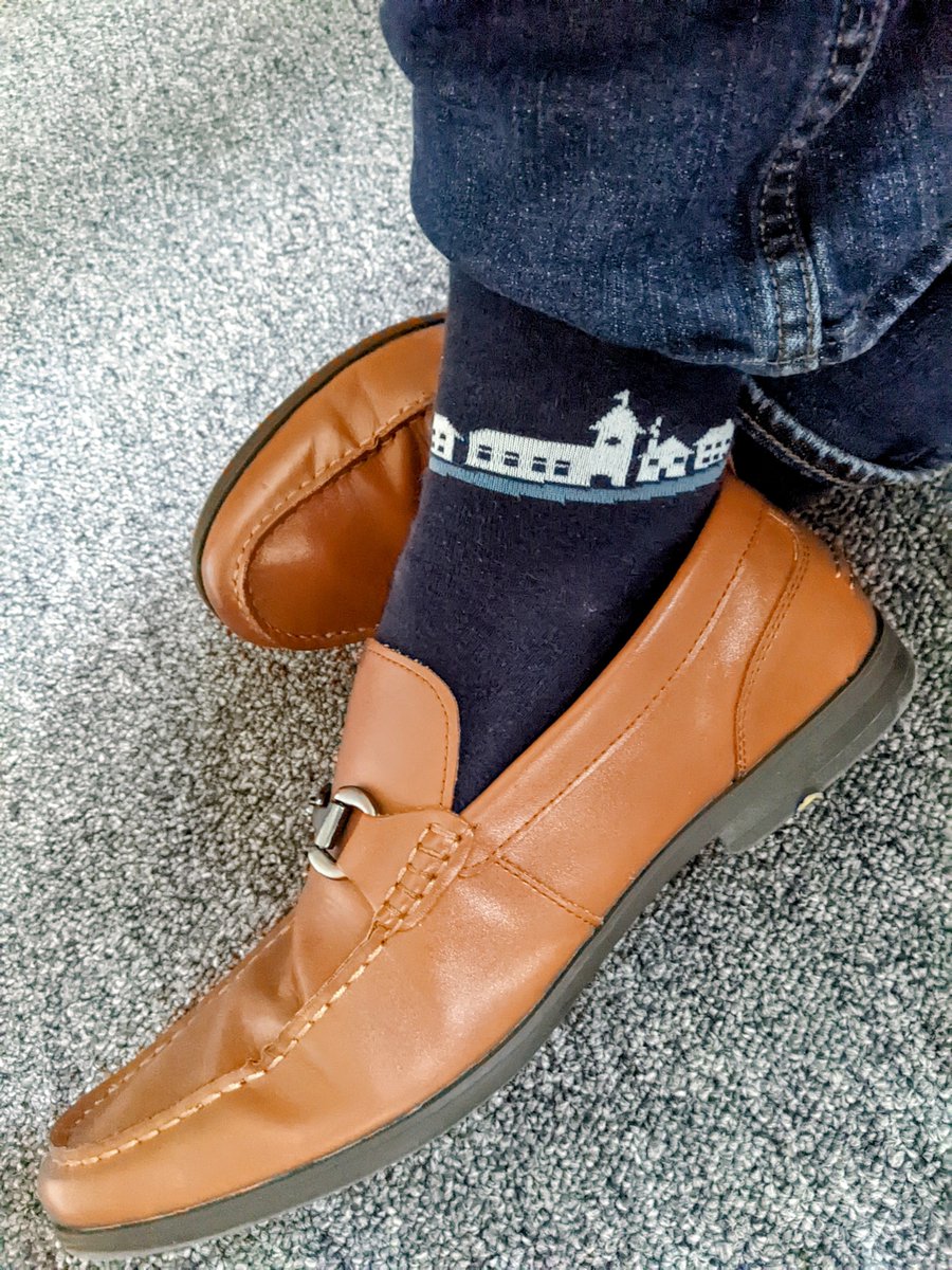 troybhammond's tweet photo. Appropriate for a walk around #Oxford, I think. #LuckySocks #UniTown https://t.co/WZp0yjK5gb
