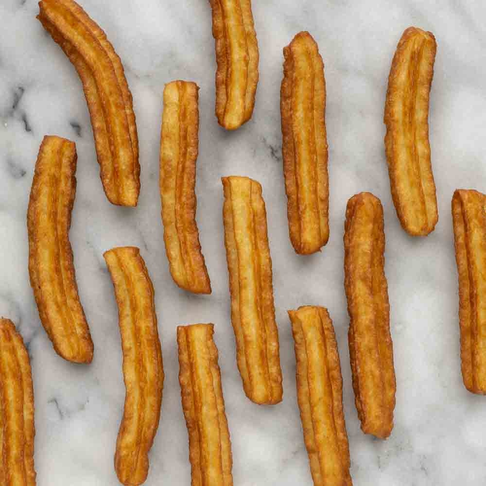 Making a nice pointy churro is a balancing act. The batter shouldn't be too thick, nor too thin. The 'secret' trick? Pre-cooking the flour to prevent excessive expansion! foodcrumbles.com/how-churros-ke… #foodscience