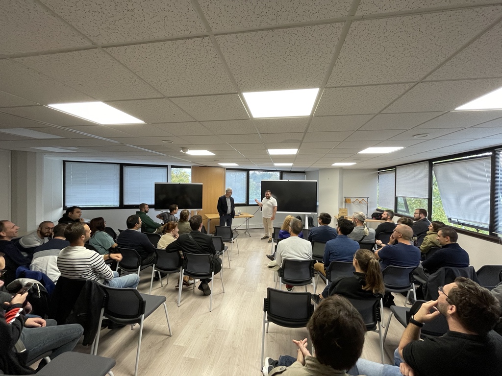 SacreeTech's tweet image. Petit mot du sponsor @Hexanet  pour commencer la soirée de conférences