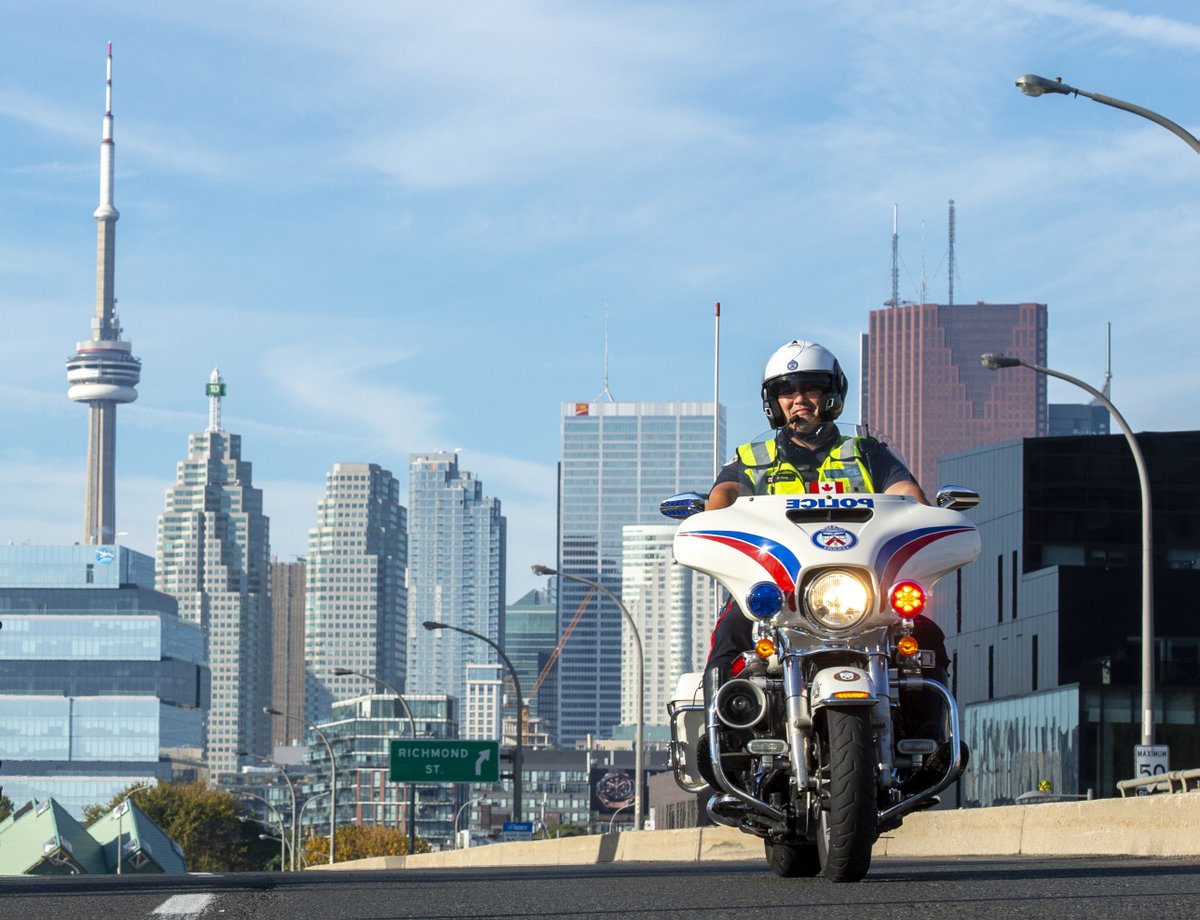 I've photographed @torontopolice Constable Andrew Hong many times over the years as he protected the @RunCRS races throughout the City of #toronto. Tomorrow I will be covering his funeral. The running community in Toronto will mourn his senseless loss.