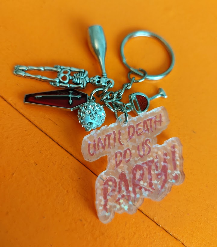 1 of a kind Halloween keyrings! 

Just trying them out as designs at the moment, I may make more if they sell!

Order now before I take my break to ensure they arrive for Halloween

Links to shop below 👇