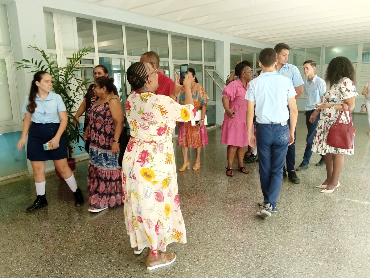 yoslainetpinar's tweet photo. En el IPVCE Federico Engels, la delegación sudafricana visitó el salón Fidel Castro, el museo y el laboratorio Carlos J Finlay, lugares que contribuyen a la formación integral de los estudiantes de la institución #PinardelRío https://t.co/c7KSULn11H