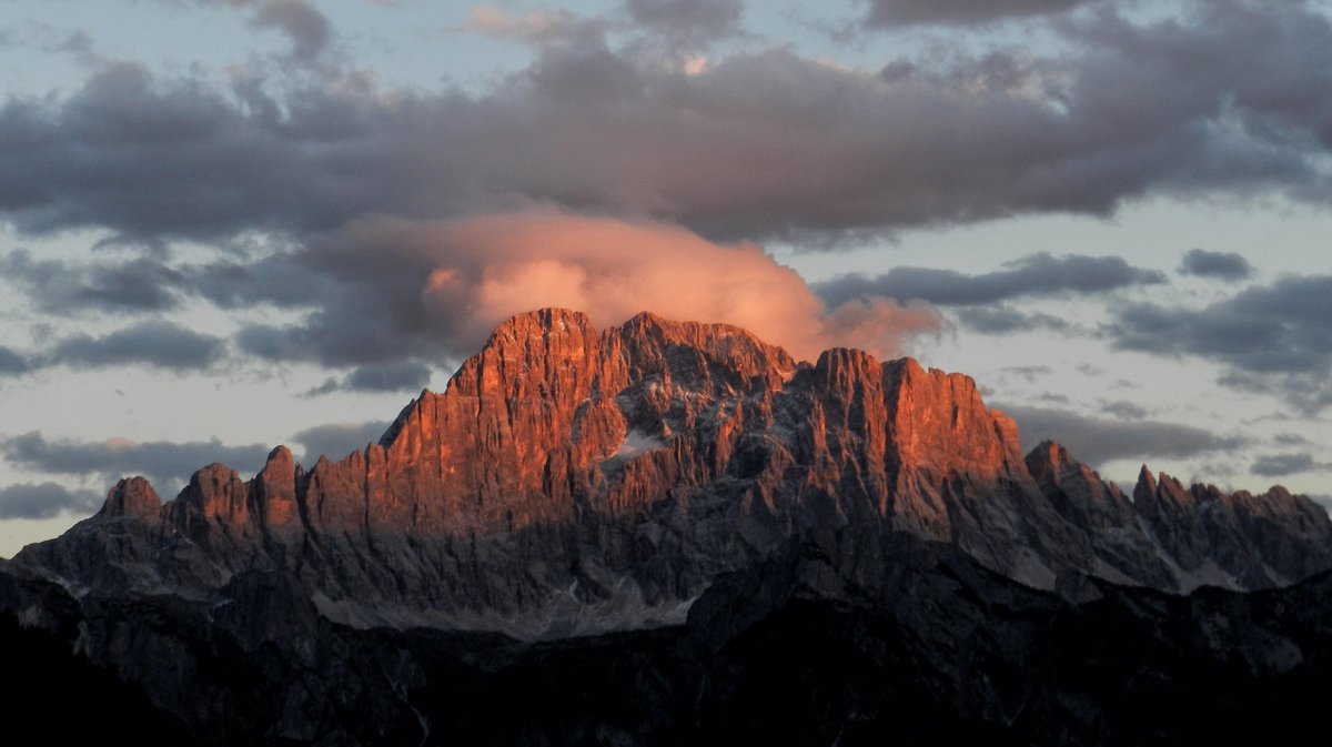 AgoricK's tweet photo. h 19:08 ultimo tramonto estivo #dolomiti #montecivetta #veneto https://t.co/TsHLEyHcMN