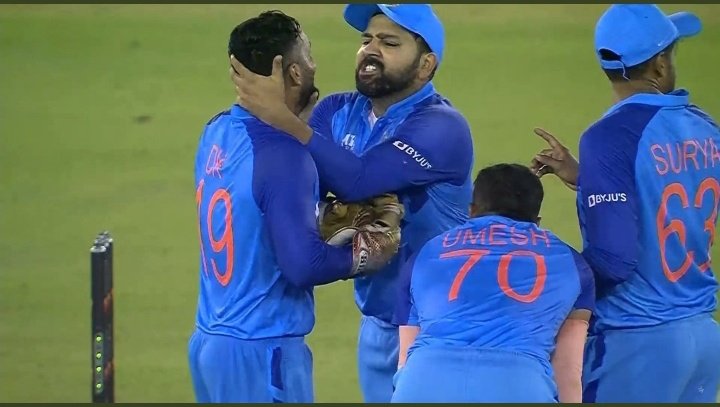 Shank862's tweet photo. Rohit b like: Aacha hota teri jagah 'wade' ko leta dream 11 pe..
#INDvsAUS 
#DineshKarthik
#RohitSharma https://t.co/WPy77YTSXB