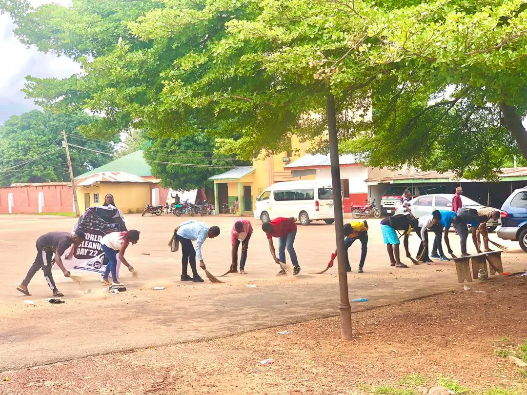 ZoneERotanan's tweet photo. It was a #onezoneonemarketcleanupproject on Saturday to commemorate #worldcleanupday2022. 

Rotaract Clubs in Zone E gathered at Old Market Bida, Niger State on Saturday to clean up their environment as part of the 7 areas of focus in @rotaryinternational ... https://t.co/jW7nDDaHpo