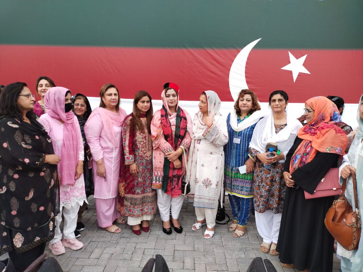 wing_region's tweet photo. وومن ونگ اسلام آباد ریجن کی اہم میٹنگ ریجن صدر منیرہ جاوید اور جی ایس میمونہ کمال کی صدارت میں سنٹرل سیکرٹریٹ میں ہوئی۔ اس موقع پر پی ٹی آئی جوائن کرنے والی نئی خواتین کو پارٹی کلر پہنا کر انکی شمولیت کروائی گئی۔
#ثوبیہ_عباسی انفارمیشن سیکرٹری وومن وونگ اسلام آباد ریجن https://t.co/MrzrTGjcse