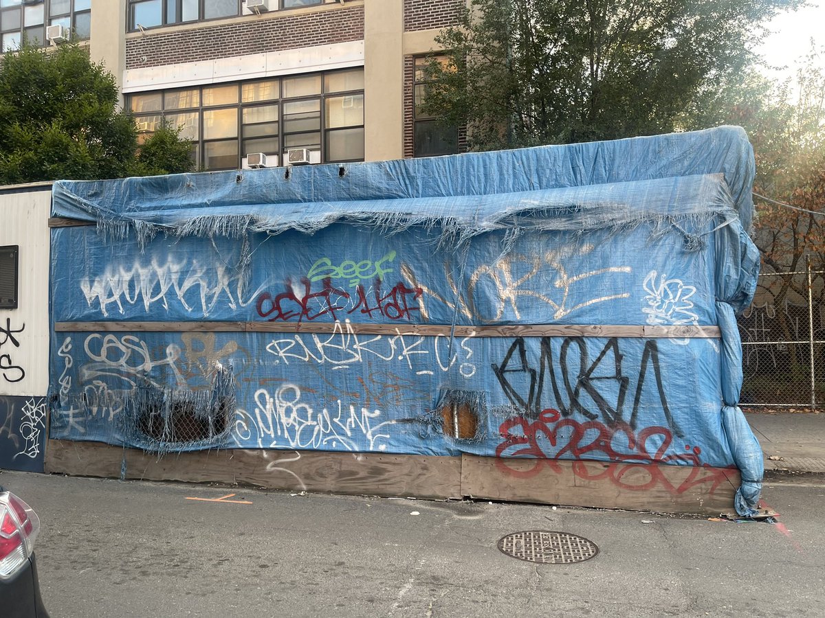 pwbuehler's tweet photo. @NYCTSubway It’s still here, ugly and dangerous as ever https://t.co/k8FTMWdhvA