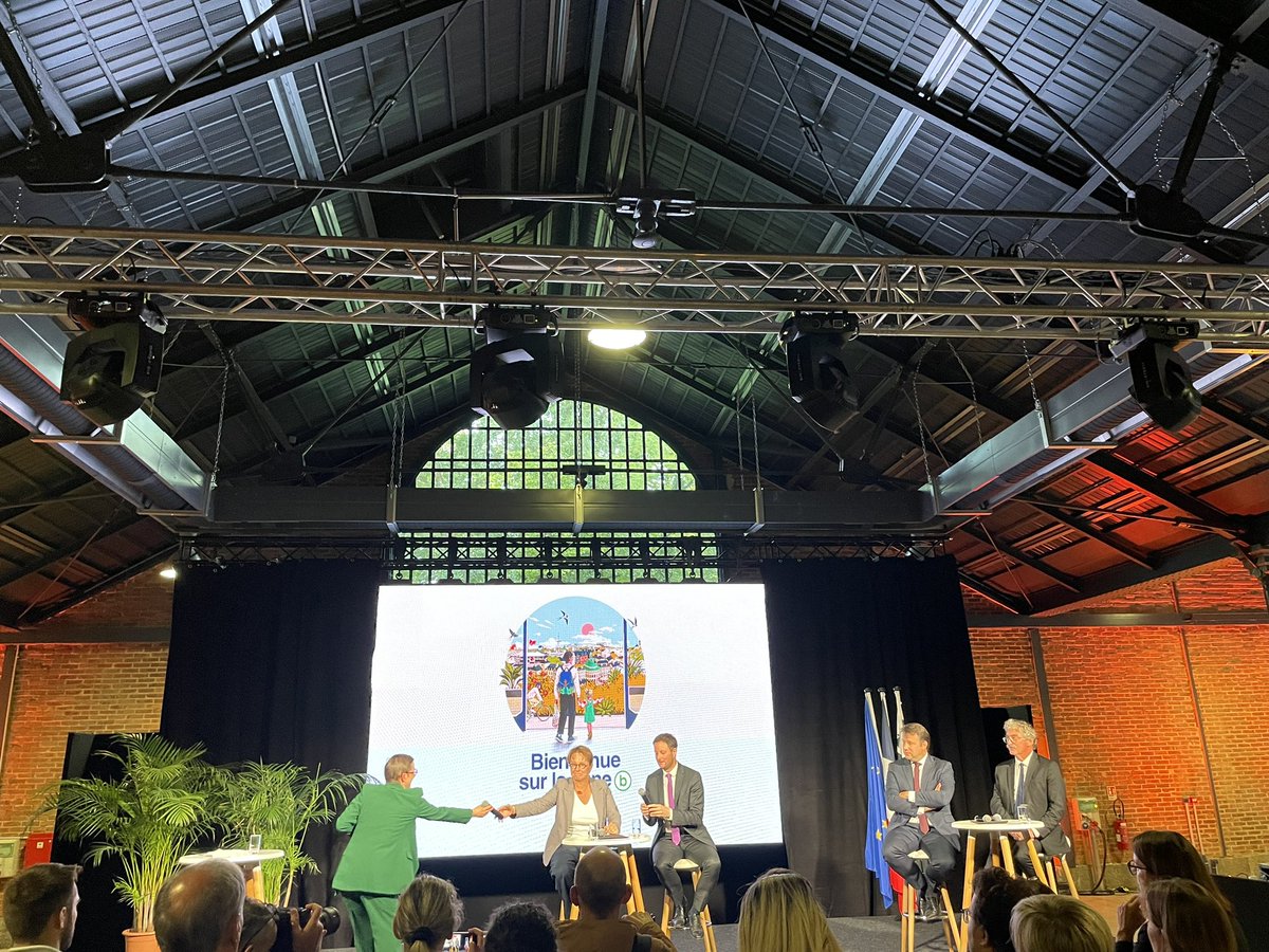 [ inauguration #metro de <a href="/metropolerennes/">Rennes Ville et Métropole</a> ] <a href="/CBeaune/">Clément Beaune</a> inaugure ce soir la mise en service de la #ligneB du #metro aux côtés de  <a href="/nathaliejouan/">NathalieJouan</a> <a href="/LoigCG/">Loïg Chesnais-Girard</a> et @JeanLucChenut