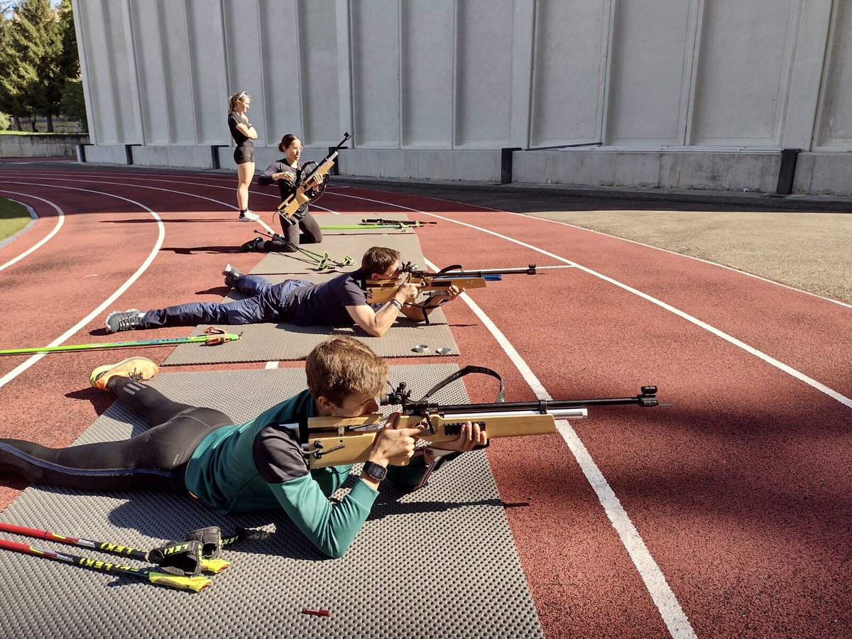 EEEsquí tweet media