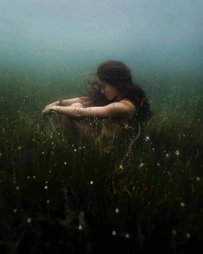 القلوب كما البحار  ......
قد تبدو جميلة  ..... 
لكن الأمان فيها متروك لما تُخبئه الأعماق .