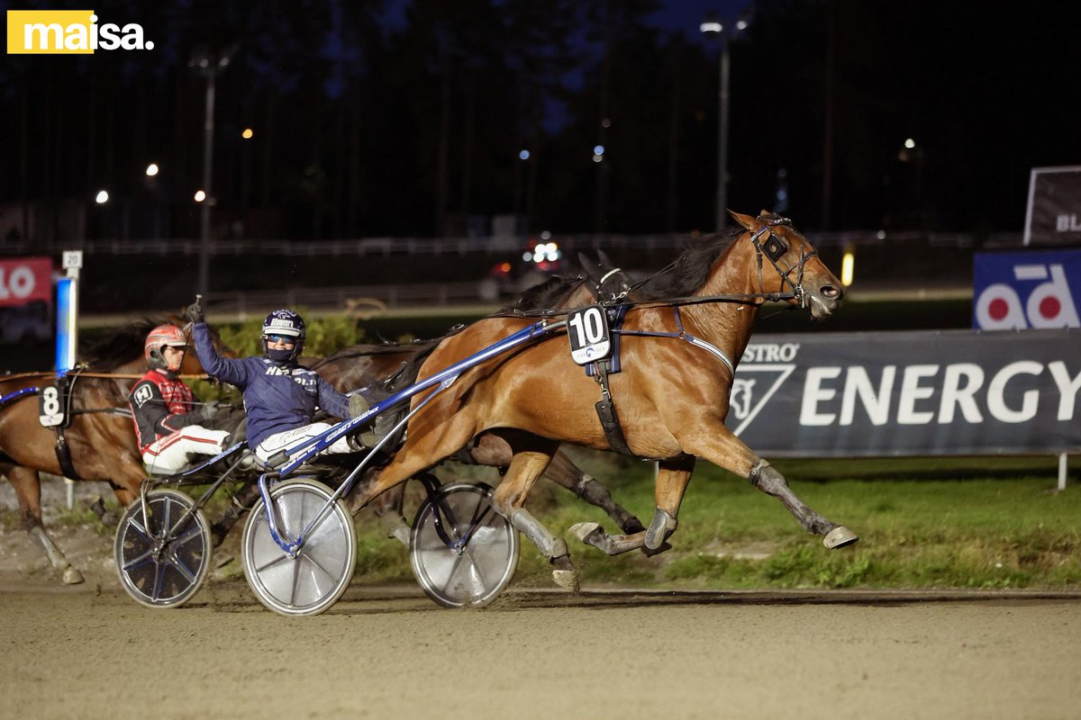 4. GLi Kriterium -karsinnan ja Kemp-lähdön voittoon Yuvarajah ja Emma Väre. Hevosen on kasvattanut Tero Lehterä, omistaa Stall Kom Igen Örjan ja valmentaa sekä hoitaa Emma Väre, onnea! 

#ravit