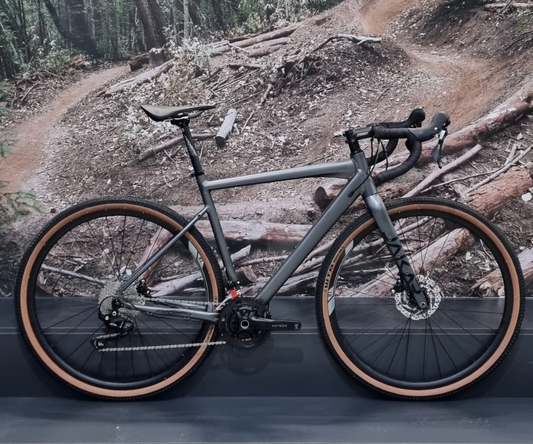 CiclosAlbacar's tweet photo. ¿Estás buscando una bicicleta de #Gravel? 🚵

La #MEGAMO JAKAR 30 es para ti! 🫵 Con un cuadro de aluminio y una horquilla de carbono específicos para Gravel, que le convierten en la mejor opción para los amantes de esta práctica.

#GravelBike #JAKAR30 #Ciclismo #BikeLife https://t.co/rrYAF34yNM