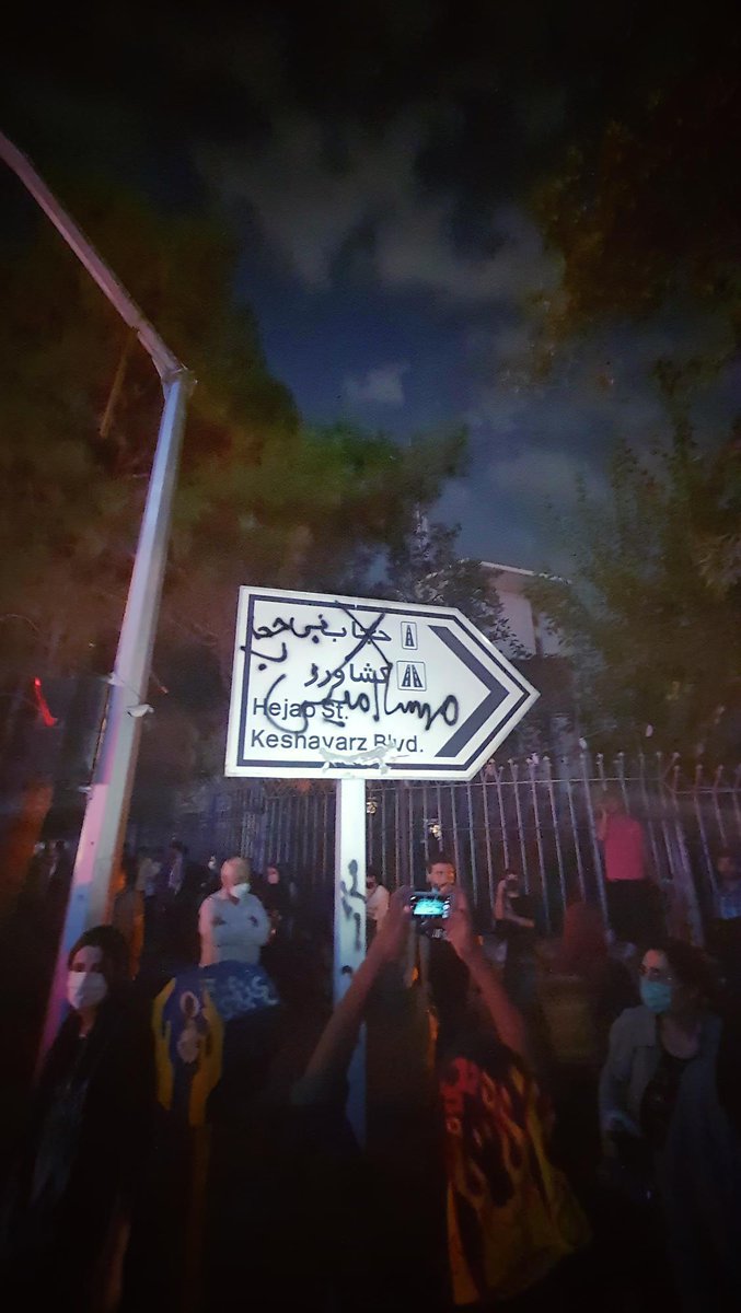 خط کشیدن روی نمادهای جمهوری اسلامی
تهران
#مهسا_امینی