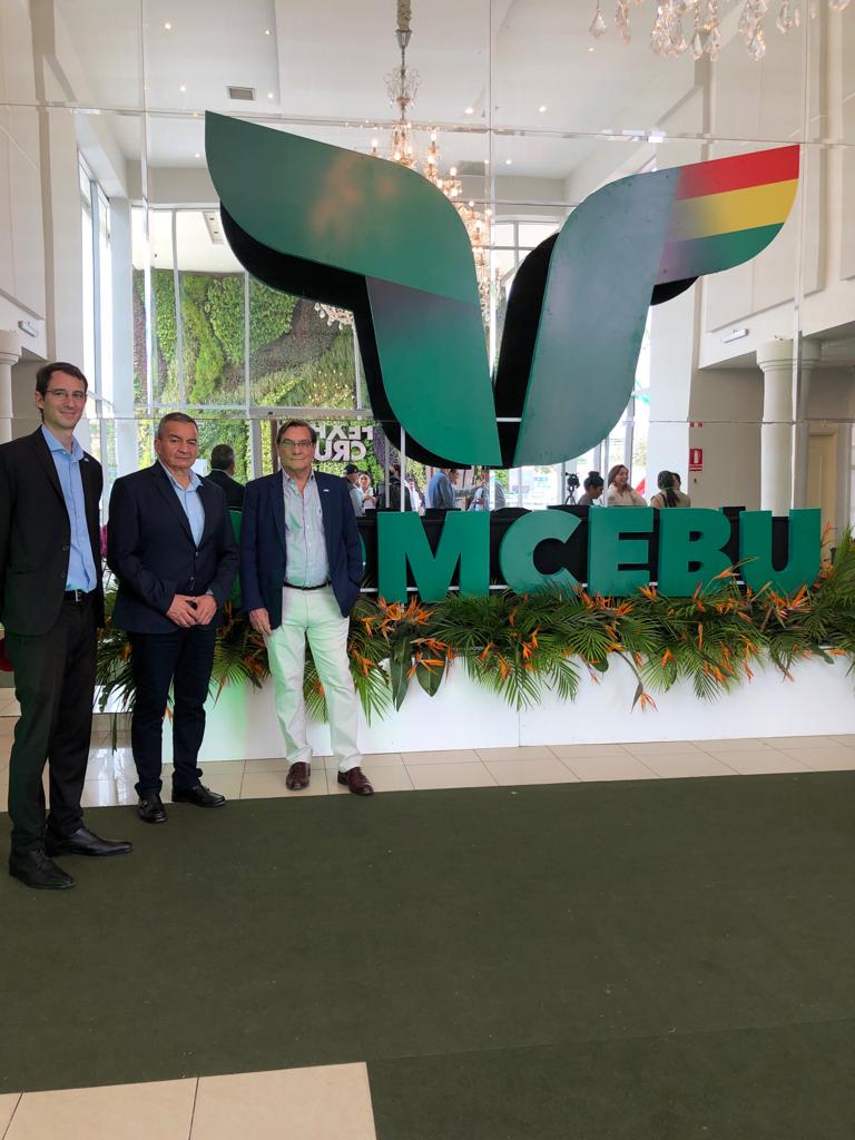 SimonPadros's tweet photo. Con @EduardoCastrook y @MaxiMMTucuman participé del 1° Congreso Mundial del Cebú #COMCEBU organizado por #ASOCEBU en el predio de la Expo Santa Cruz.
La cruza Girolando (Gir +Holando) es la cruza perfecta para la producción de leche en países con clima tropical.
Alta genética 🐄 https://t.co/MkXUI6vdEt