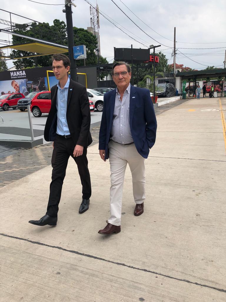 SimonPadros's tweet photo. Con @EduardoCastrook y @MaxiMMTucuman participé del 1° Congreso Mundial del Cebú #COMCEBU organizado por #ASOCEBU en el predio de la Expo Santa Cruz.
La cruza Girolando (Gir +Holando) es la cruza perfecta para la producción de leche en países con clima tropical.
Alta genética 🐄 https://t.co/MkXUI6vdEt