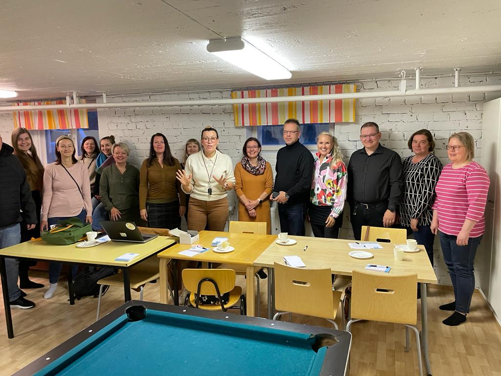 Peräseinäjoen yhteisötreffeillä virisi keskustelu ja iloinen tunnelma!🤩 Kyllä Pjoen kylä-aktiiveissa on voimaa. 💪🏻Paljon tapahtumia ja yhteistyötä tehdään asukkaiden viihtyvyyden eteen. <a href="/Sjkkaupunki/">Seinäjoen kaupunki</a> #kylät #Peräseinäjoki #yhteisötreffit #yhteisöllisyys #HonkakylänKylätupa