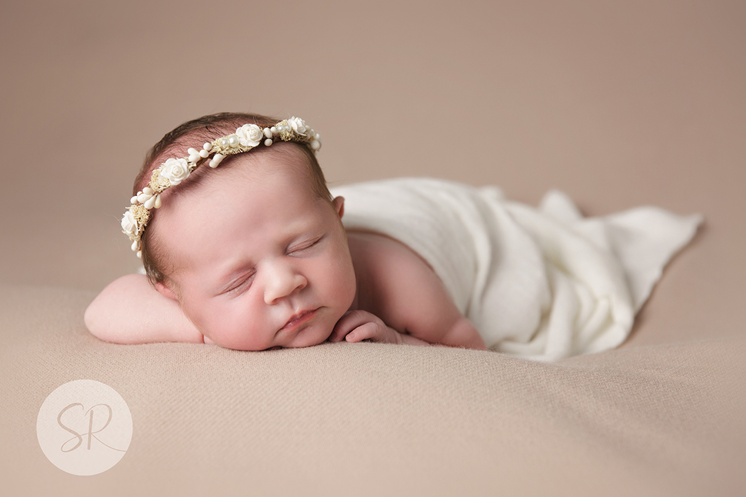 Enjoyed lots of cuddles with this lovely little lady today 💕 loving the colour tones in this image it suits her perfectly

#newbornphoto #SRPortraits #leicestershirephotographer #babygirl