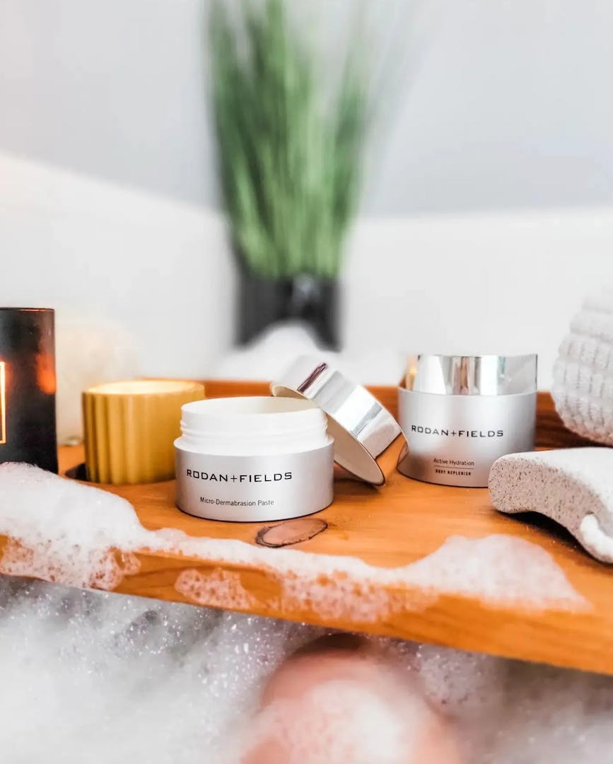 MedeiJen's tweet photo. Self-care is not selfish. R+F has some AMAZING self care products. 
#rodanandfields #skincare #lashes #brows #hydration #serum #acne #aging #sensitiveskin #sundamage #SPF https://t.co/gVcxqIv3lb