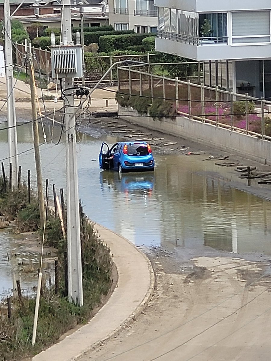 valeonatep's tweet photo. @MOPValparaiso cuando solucionaran la filtración de esta calle, nuevamente un auto queda atrapada en ella https://t.co/L9WTKV4A3f