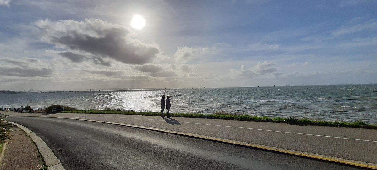 Bonjour les Normands !
Vous devez avoir un charme fou, puisque l'été ne veut plus vous quitter 😎 (nous ne voyons pas d'autre explication)
Encore un grand soleil ☀️ et 19°C attendus cet après-midi !
Bonne journée bande de beaux/belles gosses et joyeuse fête aux Matthieu 🥳