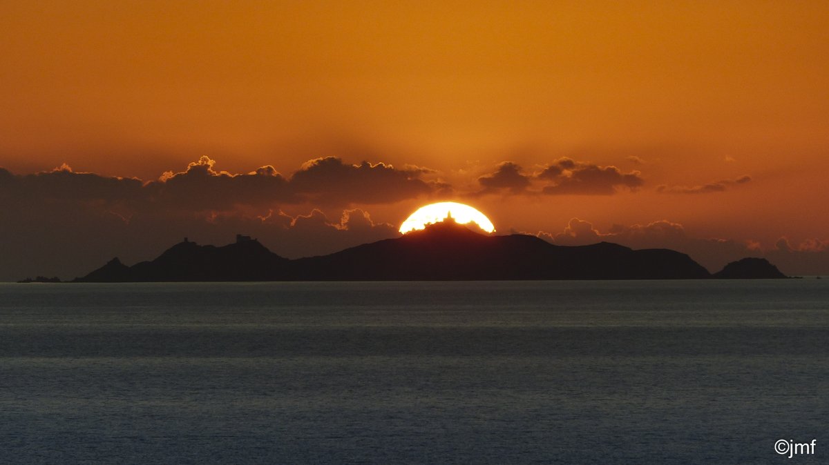 Coucher de soleil du jour sur les iles Sanguinaires 
#Porticcio #Ajaccio #Corse #Corsica #Island #Photography