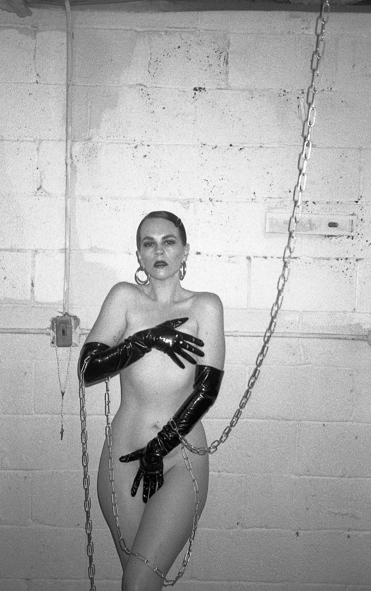 owlista's tweet photo. I like being an enigma. Most people view/experience sexuality from an allosexual lens. As an ace my world view is very different. I can’t control what other people perceive from the art I create but I can control what I put into it. And that’s power, of my body &amp; over the viewer. https://t.co/7Tdfrc8DIw