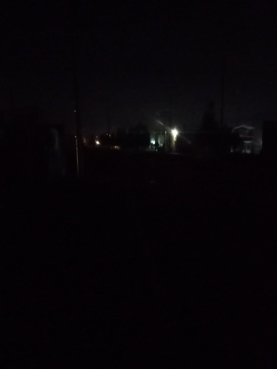 FabisFs67's tweet photo. Presidente @RaymundoMC
Y regidores ya se olvidaron de las promesas que nos dijo, GalaxiaToluca urge luminarias, no reparaciones, falta cableado los habitantes caminamos con en miedo de ser asaltados mientras ustedes servidores públicos dan tole con el dedo, basta de ignorarnos. https://t.co/UQs3Z4uuMN
