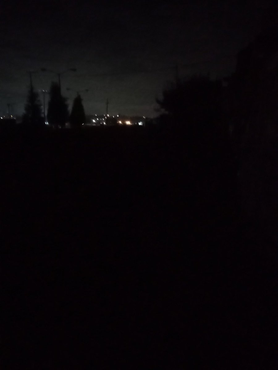 FabisFs67's tweet photo. Presidente @RaymundoMC
Y regidores ya se olvidaron de las promesas que nos dijo, GalaxiaToluca urge luminarias, no reparaciones, falta cableado los habitantes caminamos con en miedo de ser asaltados mientras ustedes servidores públicos dan tole con el dedo, basta de ignorarnos. https://t.co/UQs3Z4uuMN