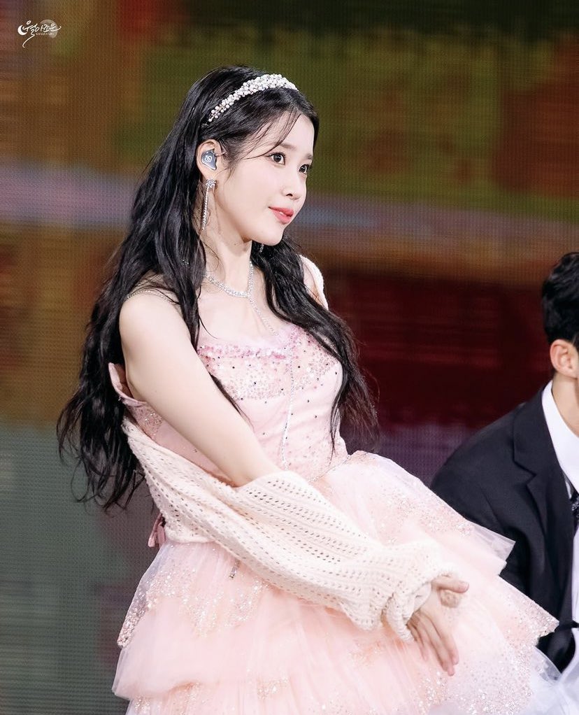 iuvisuals's tweet photo. #IU #이지은
#키스가죄 #밤을걷다 https://t.co/2lbkOPq15j
