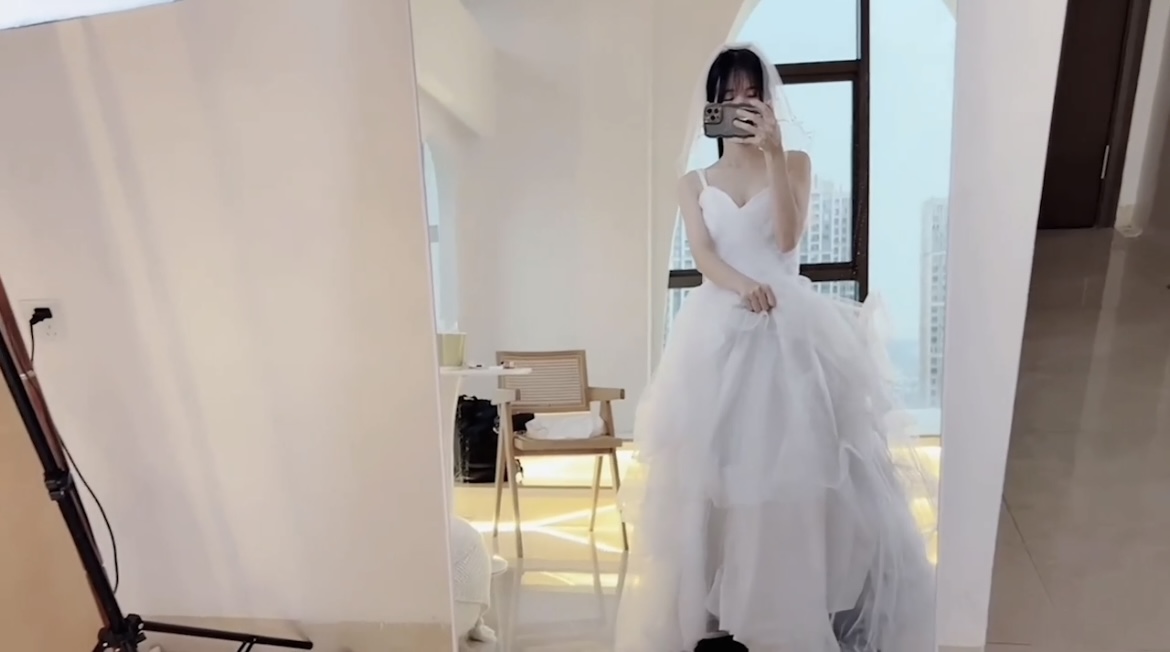 粉色情人
～～～～～～～～～～～～～
我的婚纱好看吗？