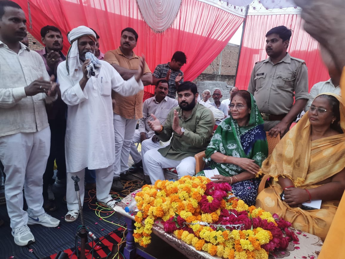 keshridevipatel's tweet photo. सेवा पखवाड़े के स्वच्छता अभियान के अंतर्गत वृहद कार्यक्रम में गंगा पार फूलपुर विधानसभा अंतर्गत झूंसी मंडल में सेक्टर हेतापत्ति में रहने का मौका मिला और उसके बाद लोगो की जन सुनवाई चौपाल लगाकर कि उनकी समस्या का निदान किया
#ModiAt72 https://t.co/9BE59AIUCj