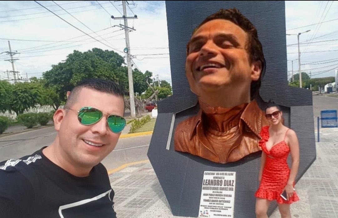 YESIDEUROP's tweet photo. Grato recuerdo por tierras vallenatas #Valledupar @SilvestreFDC Enhorabuena hermano y como siempre dándola toda y eso lo reflejas en cada una de las cosas que te propones #leandrodiaz #leyenda espero no herir susceptibilidades. https://t.co/LUnRYKn3GE