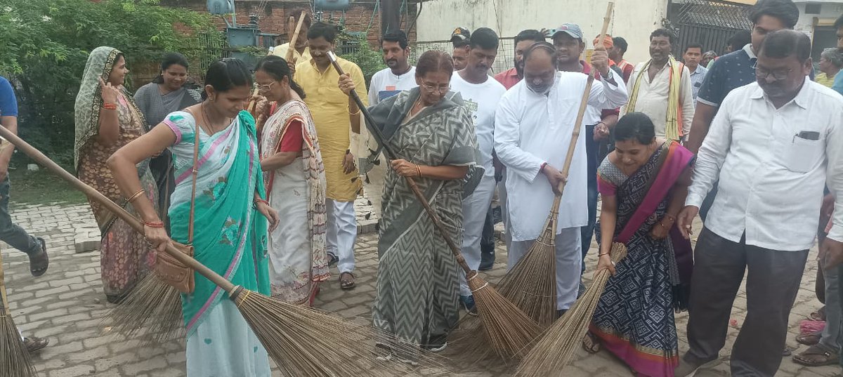 keshridevipatel's tweet photo. सेवा पखवाड़े के स्वच्छता अभियान के अंतर्गत वृहद कार्यक्रम में गंगा पार फूलपुर विधानसभा अंतर्गत झूंसी मंडल में शामिल रही
#ModiAt72 https://t.co/mndzStu5uv