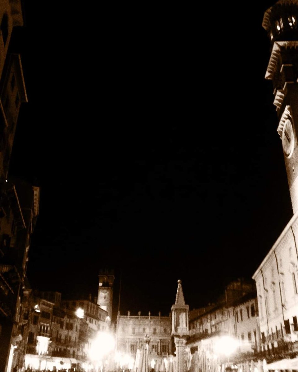 amaveronags1's tweet photo. La piazza che abbraccia il cielo nero...
#veronadisera
#piazzaerbe https://t.co/MVpJS3Tpvy