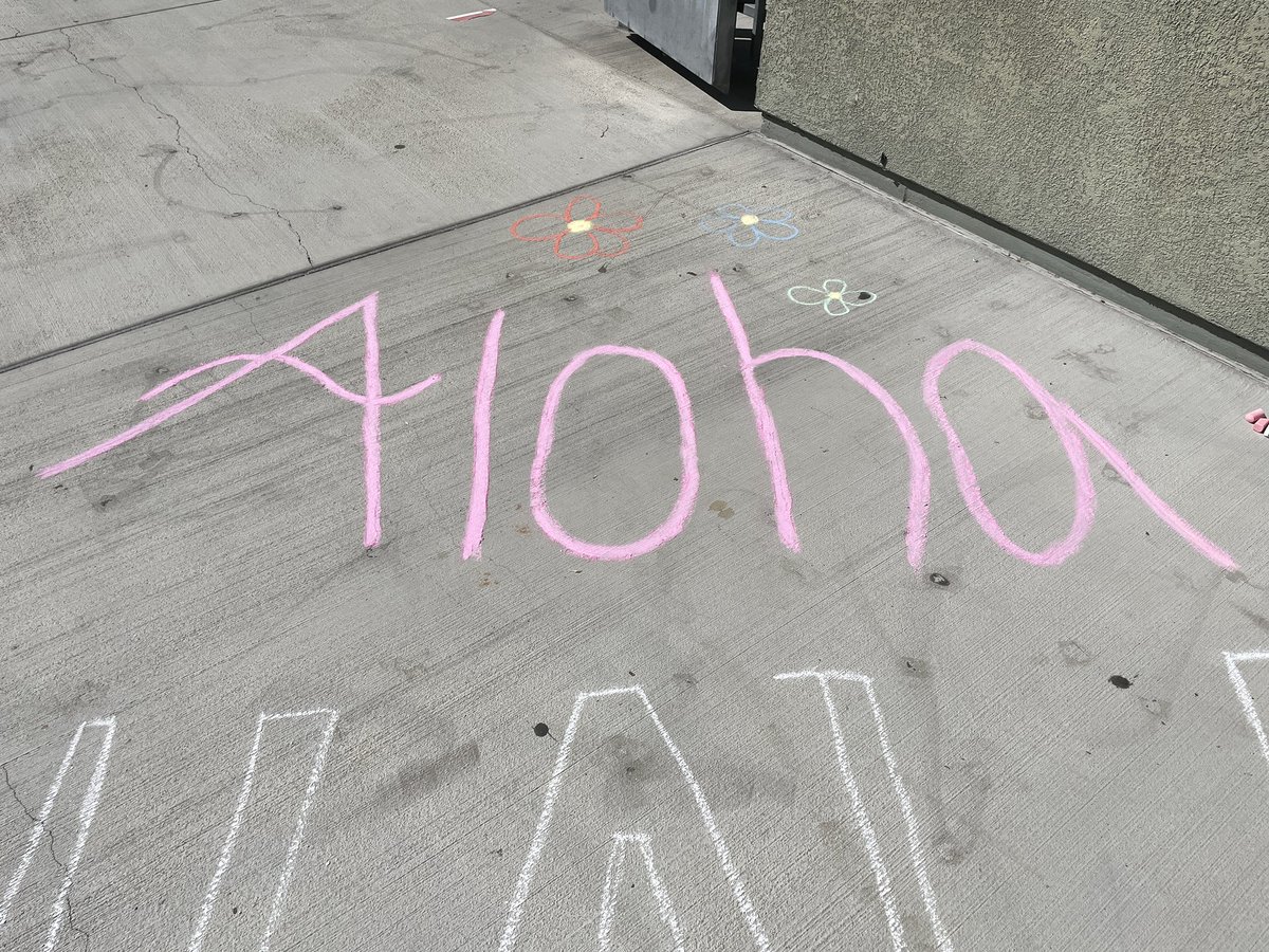 PDLinkCrew's tweet photo. Start With Hola! Link Crew chalking up the campus for #StartWithHelloWeek. Welcoming @pdhsofficial students with their home languages @sandyhook @NATIONALSAVE https://t.co/3nw4Pvp4ee