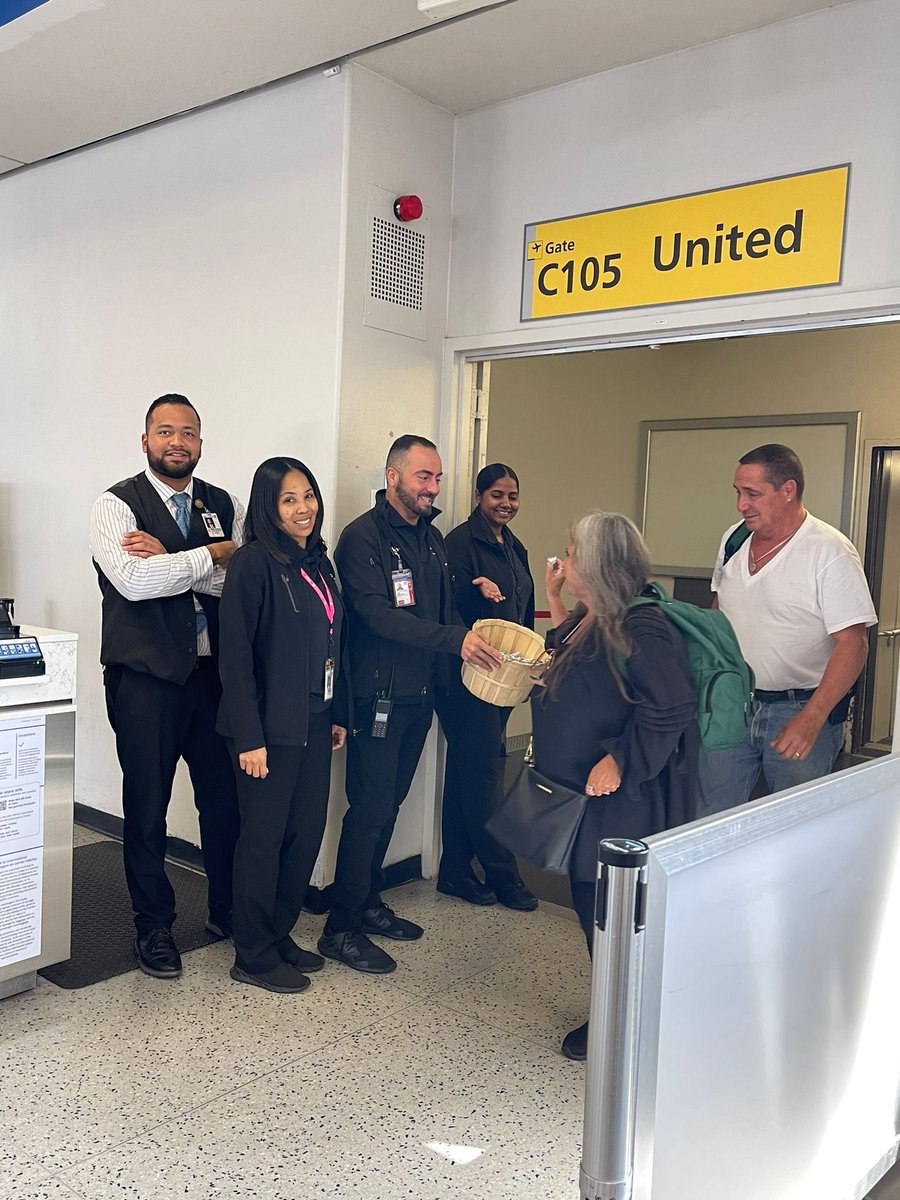 Meeting customers at EWR with Thank you mints. Great idea⁦@Keithatsme⁩ and Porcia. #unitedconsistencyteam #beingunited #GoodLeadstheWay ⁦@Jordan_Bykowsky⁩ ⁦⁩ ⁦@MikeHannaUAL⁩ ⁦@BsquaredUA⁩ @rahman_UAL @rodney20148 ⁦@csarkari⁩ ⁦@KevinSummerlin5