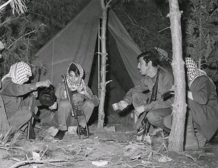 bas8hir's tweet photo. ليلى خالد رفقة مجموعة من أعضاء الجبهة الشعبية لتحرير فلسطين 💚
Circa 1969. https://t.co/ZjFS82nXAg