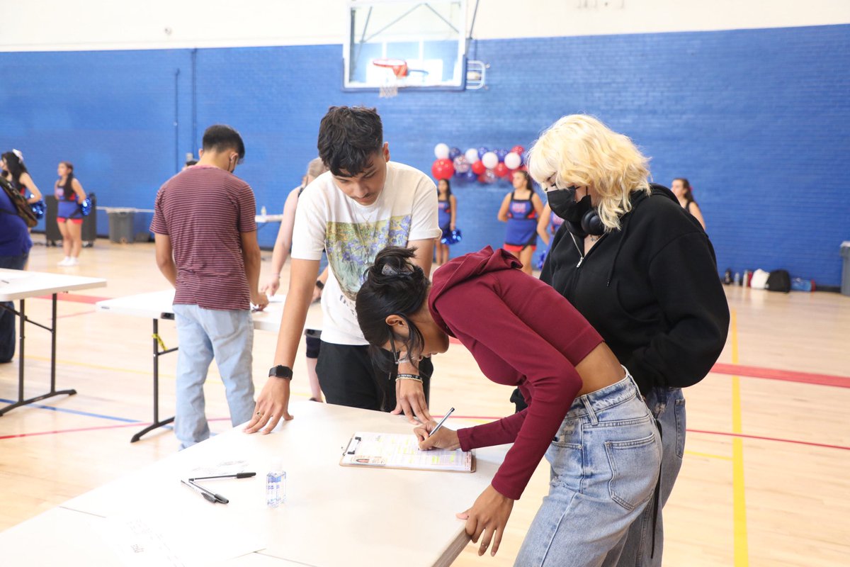 Happy National Voter Registration Day! 🎉 Students, if you will be 18 by November 8, you are eligible to register to vote 👏 We encourage you to register on your campuses today or online at this link: servicearizona.com/VoterRegistrat… #PXUVotes #NVRD