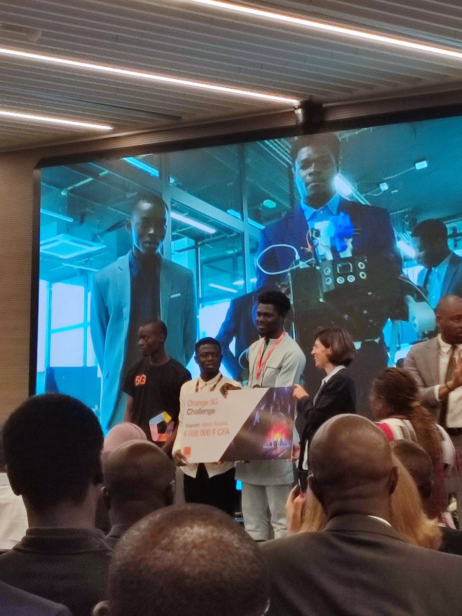 cherifmohamed_'s tweet photo. Habib Bamba : "Grand lauréat du prix #Orange5Challenge, avec son robot domestique qui améliore le quotidien des personnes à mobilité réduite. #HackReality, qui part avec un chèque de 4.000.000 F CFA."

#OpérateurDigitalEngagé 
#Orange5GChallenge #5G https://t.co/cOMkuGdTLk