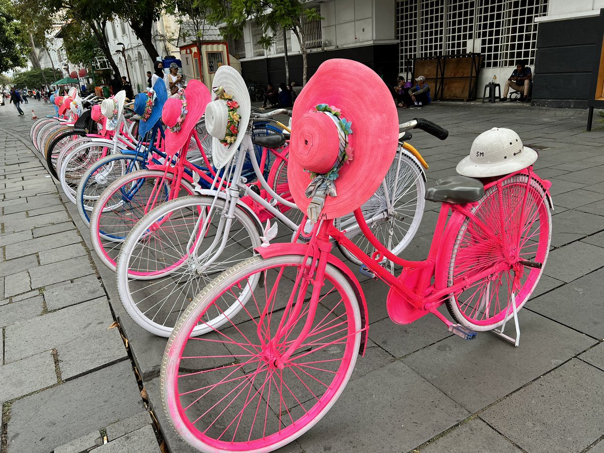 StephaneBIJOUX's tweet photo. Une alternative écologique à la voiture ?
⤵️ la version indonésienne du Vélib !

#G20Indonesia2022 #PlanVelo #Ecologie #DeveloppementDurable https://t.co/LjP1oWeWVl