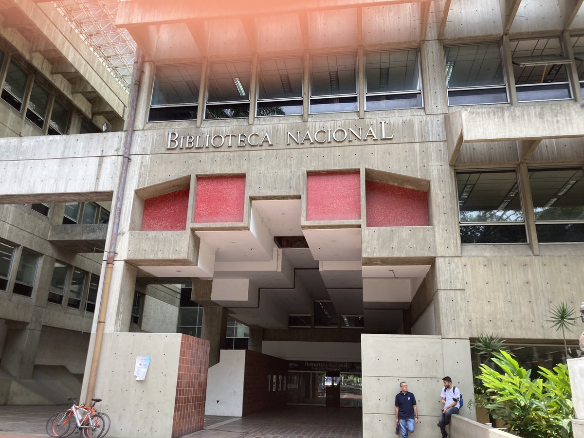 escovargabriela's tweet photo. Vengo desolada de la Biblioteca Nacional. 

Para un trabajo que estoy haciendo fui a buscar unas fotos. Por supuesto, no las había. La edificación está en ruinas. Sucio, los pisos llenos de polvo y las ventanas cubiertas de telarañas. No hay aire, ni luz en las escaleras. https://t.co/d2yGO91w1Z