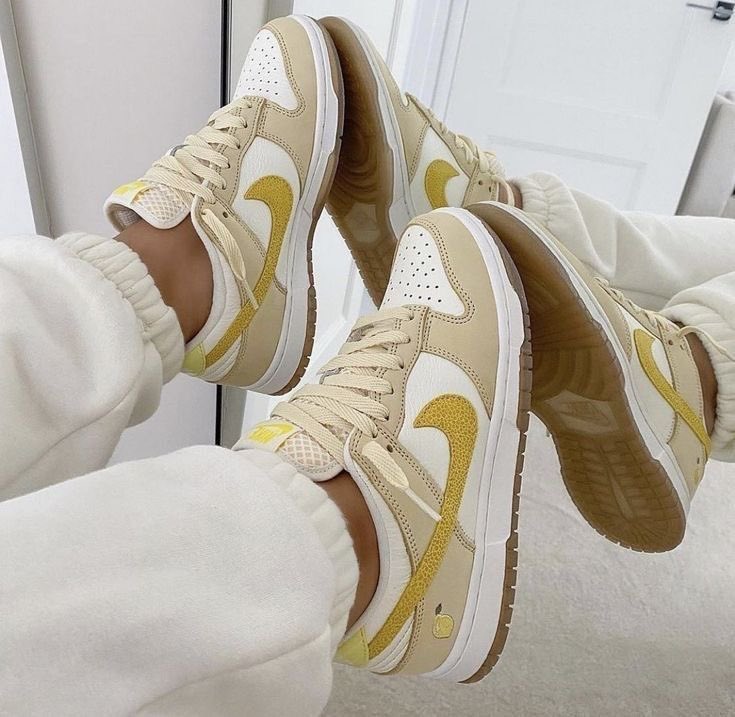 user002902's tweet photo. NIKE 🍋 https://t.co/PUmfC7DfFj