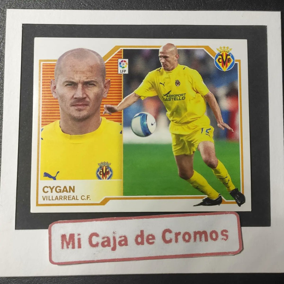 CromosMi's tweet photo. Pascal Cygan (Lens, 29 de abril de 1974) con la camiseta del Villarreal, donde estuvo 3 temporadas. Acabó su carrera en el Cartagena. Antes de llegar a España hizo buenos años en el Arsenal. Defensa central duro y rápido al corte. 
Cromo Colecciones Este Temporada 07/08 https://t.co/uBIbtJB3Qk