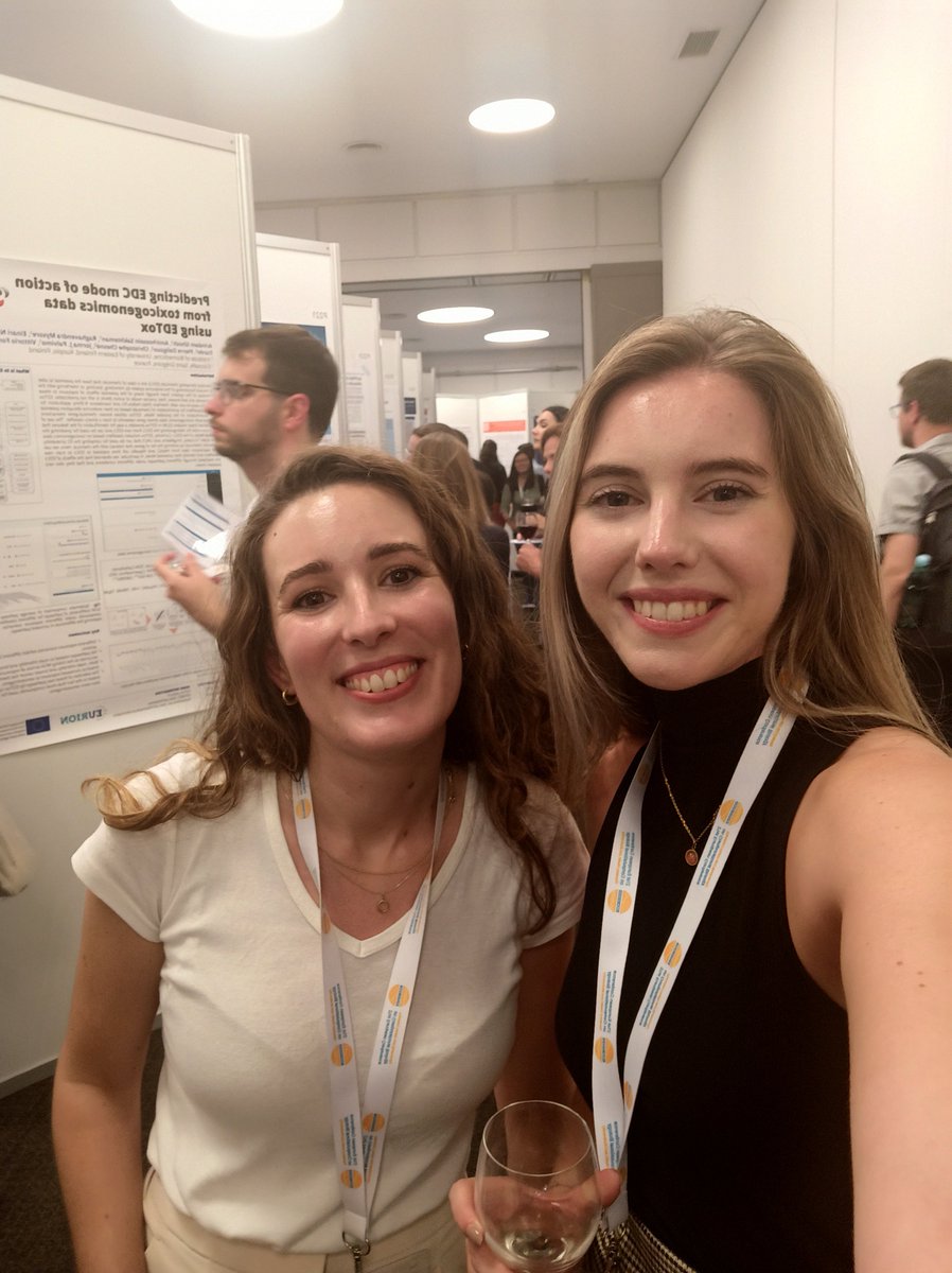 5 years ago were two biochemistry students doing a course in protein engineering that everyone was skipping because it involved programming. Now we are both presenting our work at an european bioinformatics congress! How cool is that? 🤩 @beatrizurdag #WomenInSTEM