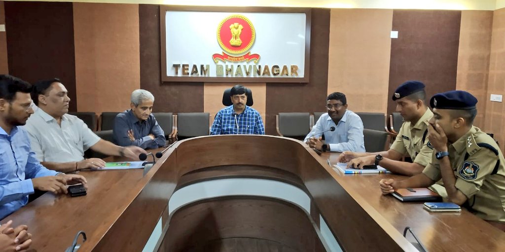 તા. ૨૯ મી સપ્ટેમ્બરના રોજ માનનીય  વડાપ્રધાન શ્રી નરેન્દ્રભાઇ મોદી સાહેબ ભાવનગર જિલ્લાની મુલાકાતે પધારવાના છે. તેને ધ્યાને લઇને આજે કલેક્ટર કચેરી ખાતે ભાવનગર જિલ્લાના અધિકારીશ્રીઓ સાથે માનનીય અધિક મુખ્ય સચિવશ્રી એમ. કે. દાસ સાહેબની અધ્યક્ષતામાં આયોજન અને તૈયારીઓ અંગે બેઠક યોજાયેલ.