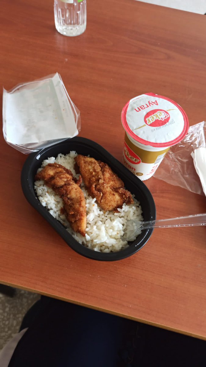 İlkokul öğrencilerine öğlen sıcak yemek dağıtımımız bir ilktir.

Sosyal devlet ilkesi gereğince okullarda beslenme, ücretsiz olarak karşılanmalıdır. 

Paketin üzerine adım yazılmış. Çıkarıyoruz.

Ben vergileriyle bu hizmetin asıl sahibi olan sevgili Çankayalılara teşekkür ederim.