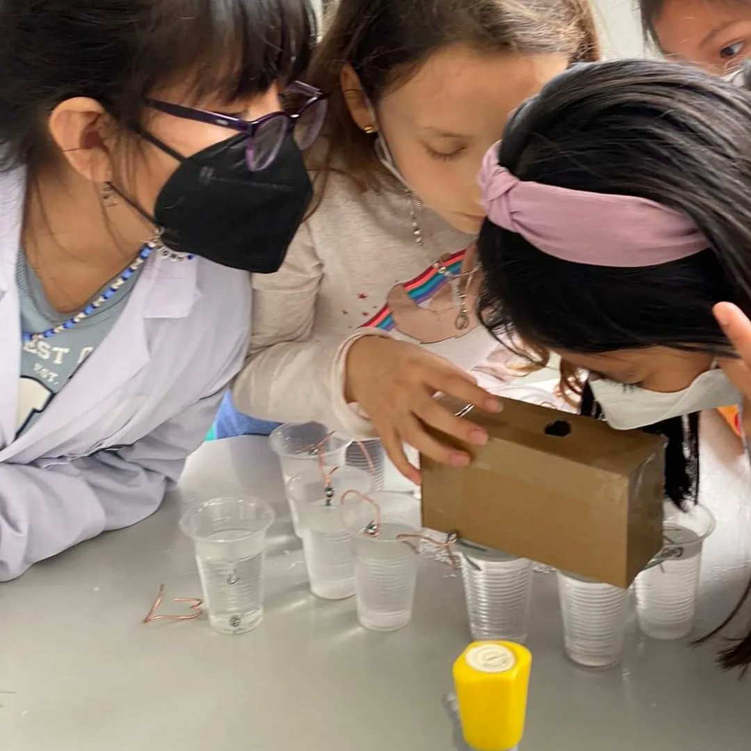 rfas_upch's tweet photo. #RFASWorkshops
Compartimos las mejores imágenes del workshop "Electricidad y Magnetismo" dirigido por el Dr. Juan López a nuestras #niñasRFAS 
Pasamos un mañana fantástica y divertida explorando la reacción química que se produce en una batería de limón para crear electricidad⚡ https://t.co/HtmKMrdmXx