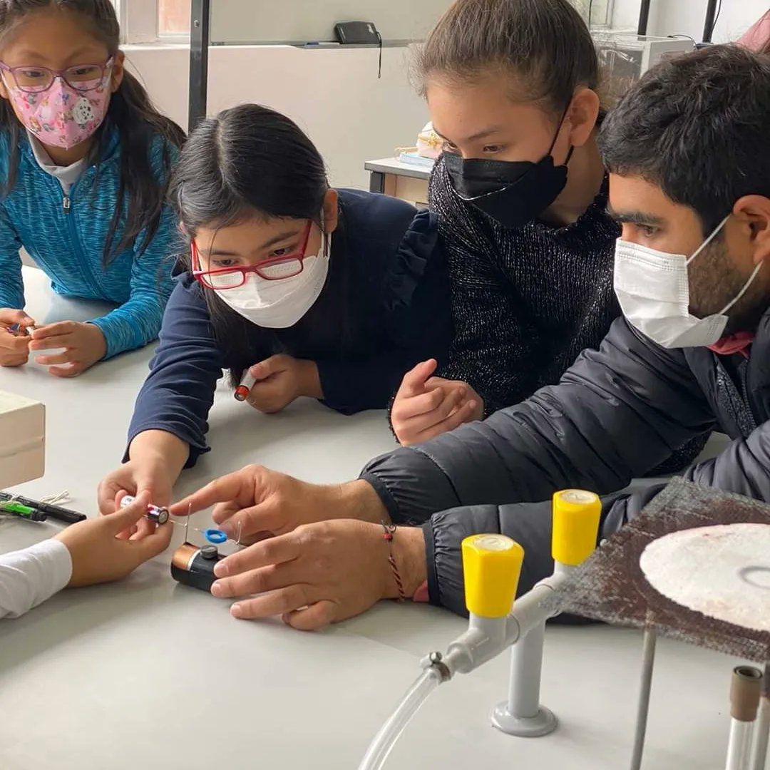 rfas_upch's tweet photo. #RFASWorkshops
Compartimos las mejores imágenes del workshop "Electricidad y Magnetismo" dirigido por el Dr. Juan López a nuestras #niñasRFAS 
Pasamos un mañana fantástica y divertida explorando la reacción química que se produce en una batería de limón para crear electricidad⚡ https://t.co/HtmKMrdmXx