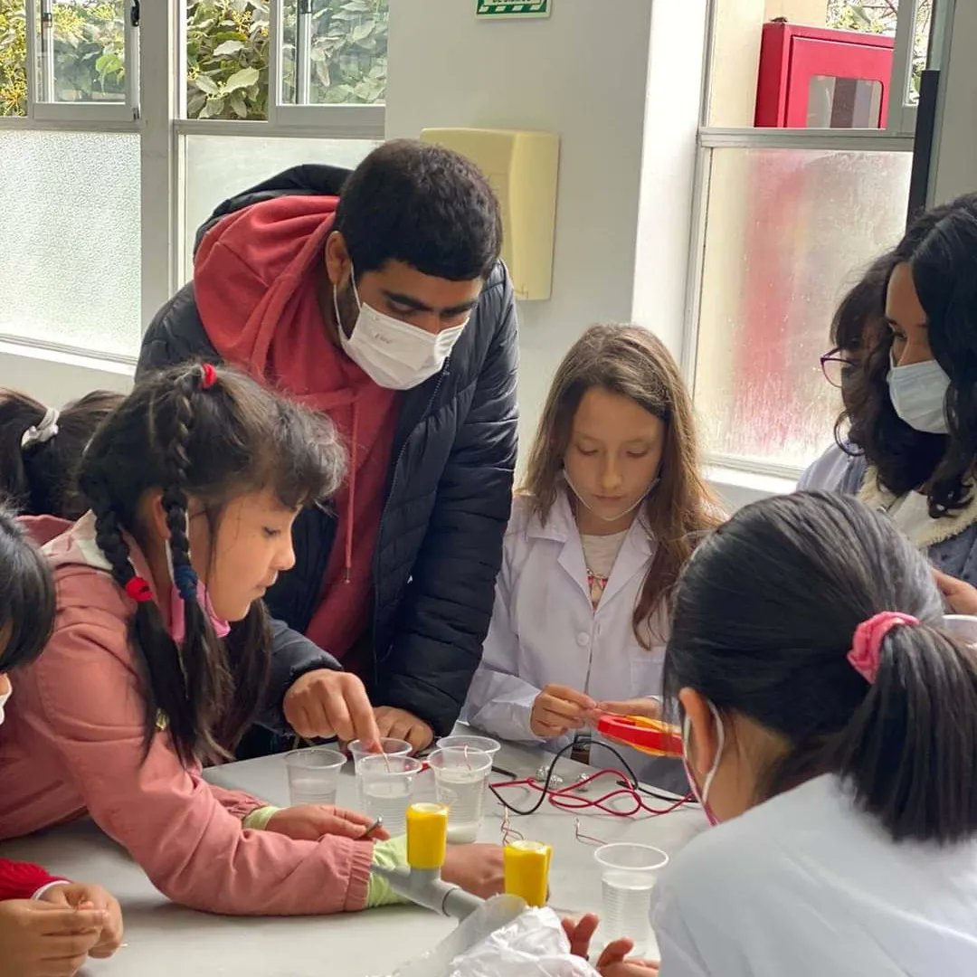 rfas_upch's tweet photo. #RFASWorkshops
Compartimos las mejores imágenes del workshop "Electricidad y Magnetismo" dirigido por el Dr. Juan López a nuestras #niñasRFAS 
Pasamos un mañana fantástica y divertida explorando la reacción química que se produce en una batería de limón para crear electricidad⚡ https://t.co/HtmKMrdmXx