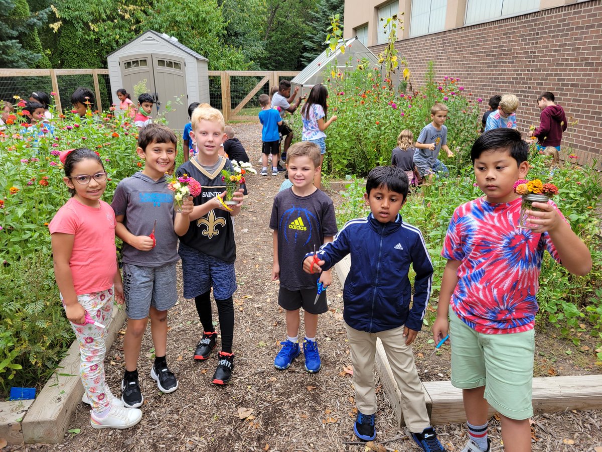It is a beautiful day to team up with <a href="/MrsDonberger/">Michelle Donberger</a>'s class and make bouquets for our community! #NWLeads #NoviPride <a href="/GardenersNw/">NW Gardeners</a>